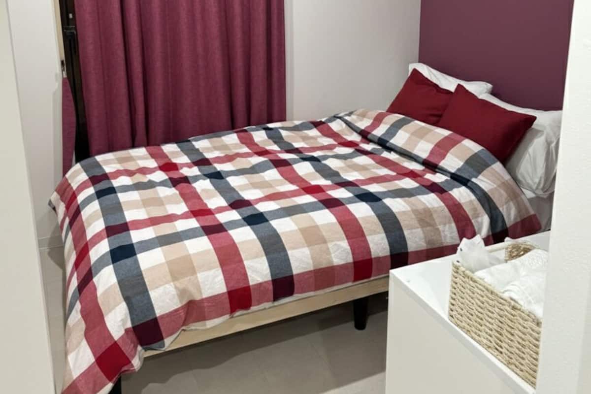 Basic Single Room (3) | Blackout drapes, soundproofing, iron/ironing board, free WiFi