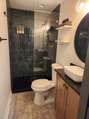 Hair dryer, towels, soap, toilet paper - Beautiful 1-bedroom condo with AC in charming Chattanooga (Chattanooga)