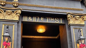 Upea sisäänkäynti, jossa on koristeellisia kultaisia yksityiskohtia ja suuri kyltti, jossa lukee: ”Hotel Just”.