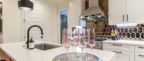 Mikrobølgeovn, ovn, kogeplade, opvaskemaskine