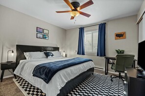 3 bedrooms, iron/ironing board, travel crib, WiFi - Putting Green Flats Near Old Town | Dogs Welcome (Fort Collins)