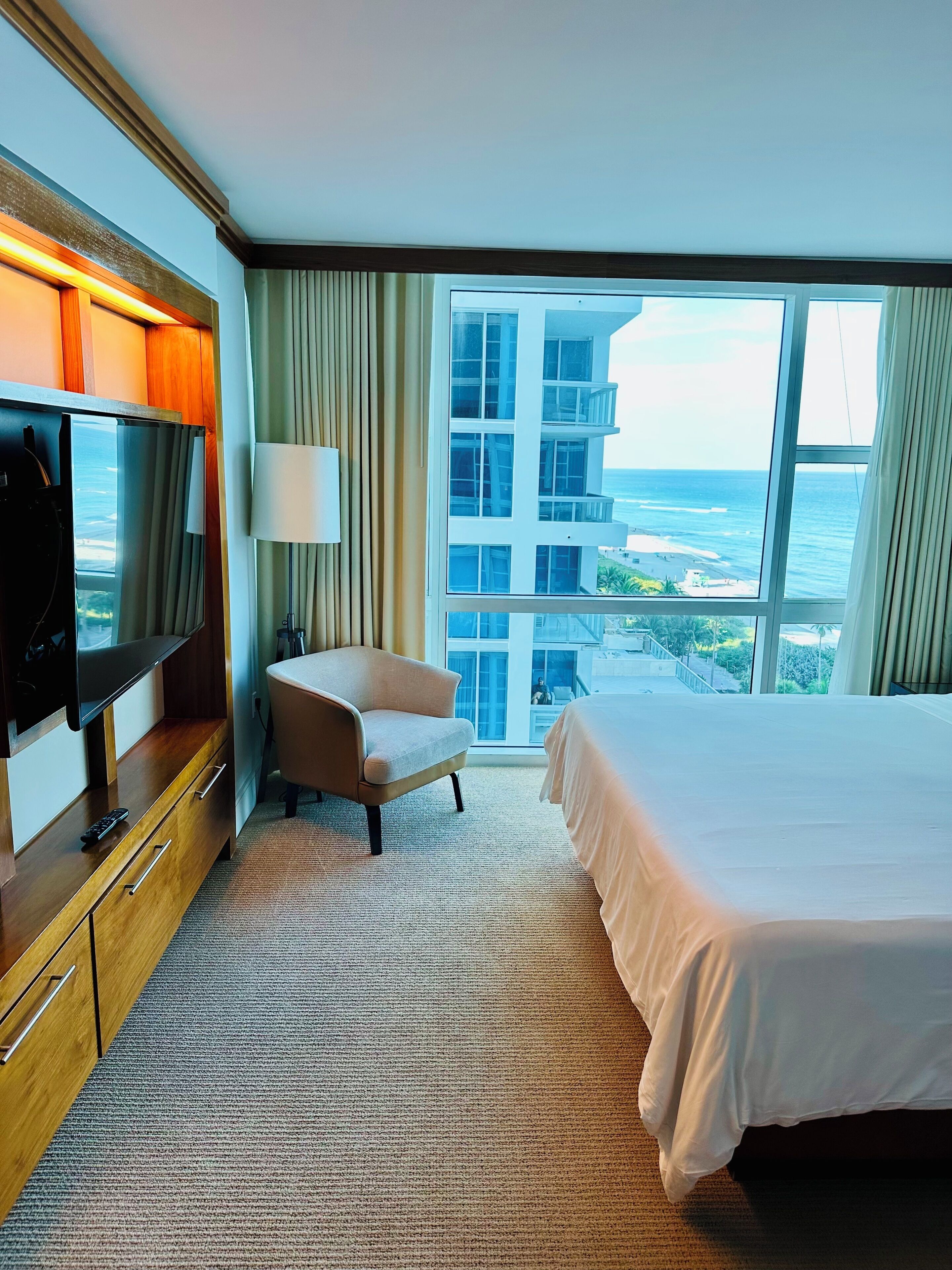 Een strijkplank/strijkijzer, wifi, beddengoed