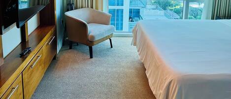 Een strijkplank/strijkijzer, wifi, beddengoed