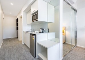 Microwave, toaster - Studio Lagoon Apartment (Salamander Bay)