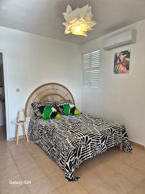 Iron/ironing board, Internet, bed sheets