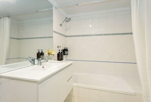 Hair dryer, towels, soap, toilet paper - The Maison Bliss – Coastal Comfort with free parking in Manly! (Manly)