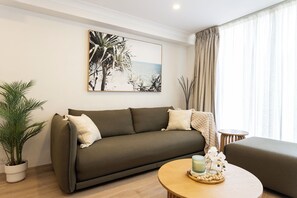 Living area - The Maison Bliss – Coastal Comfort with free parking in Manly! (Manly)