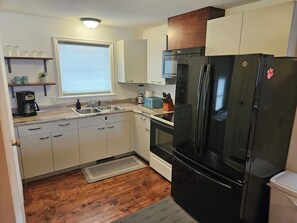 冷蔵庫、電子レンジ、オーブン、コンロ