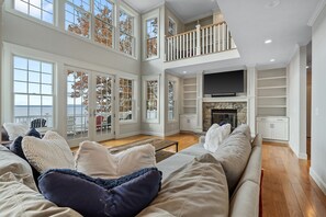 Smart TV, fireplace - Oneida Lakeside | Sleeps 8 | Pet Friendly (Clevland)