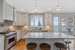 Fridge, microwave, oven, stovetop - Oneida Lakeside | Sleeps 8 | Pet Friendly (Clevland)