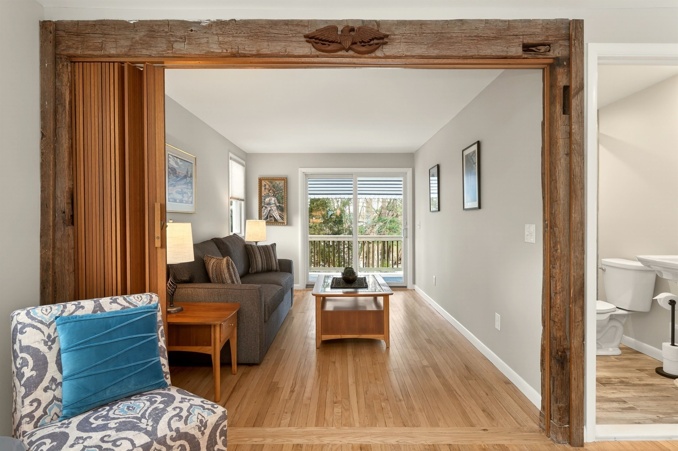 スマートテレビ、暖炉、テーブルサッカー台