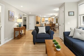 Smart TV, fireplace, table football - Sleeps 8 | Near Wineries | Game room (Canandaigua)