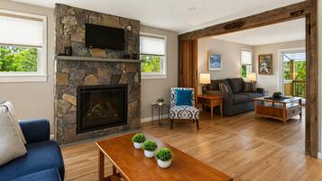 Smart-tv, een open haard en tafelvoetbal