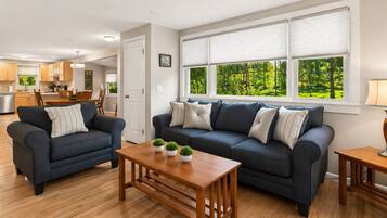 Smart-tv, een open haard en tafelvoetbal