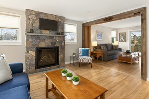 Smart TV, fireplace, table football - Sleeps 8 | Near Wineries | Game room (Canandaigua)