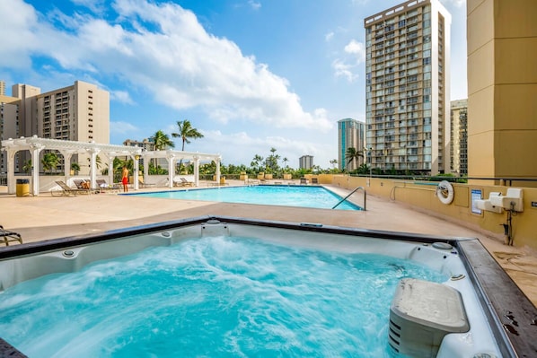 Outdoor pool - 25th Floor Cozy studio in gorgeous Honolulu perfect for your island getaway (Honolulu)