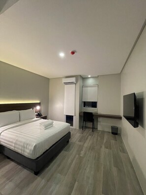 Suite | Desk, laptop workspace, iron/ironing board, free WiFi - Mango Suites Angeles (Angeles City)