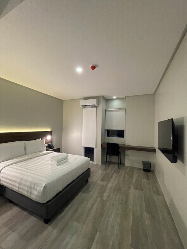 Suite | Desk, laptop workspace, iron/ironing board, free WiFi - Mango Suites Angeles (Angeles)