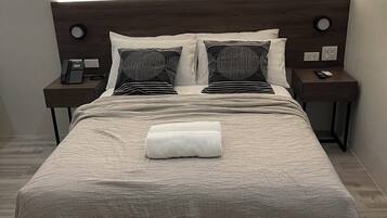 Suite | Escritorio y espacio para trabajar con laptop