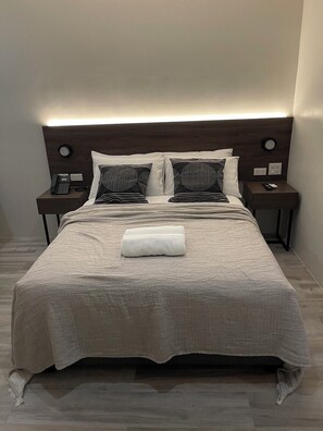 Suite | Desk, laptop workspace, iron/ironing board, free WiFi - Mango Suites Angeles (Angeles City)