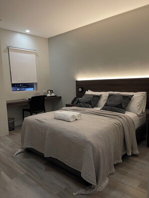 Suite | Desk, laptop workspace, iron/ironing board, free WiFi - Mango Suites Angeles (Angeles)