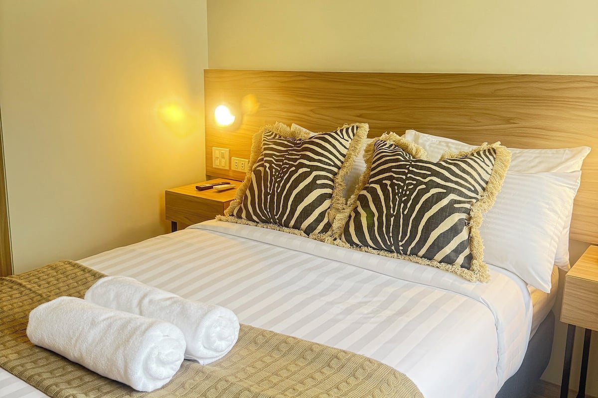 Basic Room | Desk, laptop workspace, iron/ironing board, free WiFi