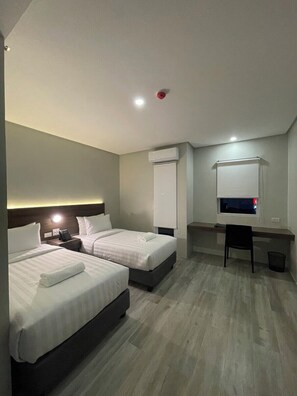 Double or Twin Room | Desk, laptop workspace, iron/ironing board, free WiFi - Mango Suites Angeles (Angeles)