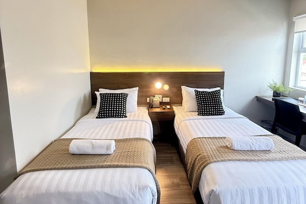 Habitación con 1 cama matrimonial o 2 individuales | Escritorio y espacio para trabajar con laptop