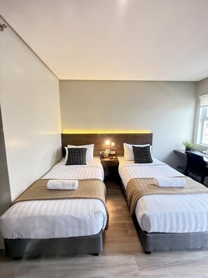 Quarto casal ou duplo | Escrivaninha, espaço de trabalho para notebook