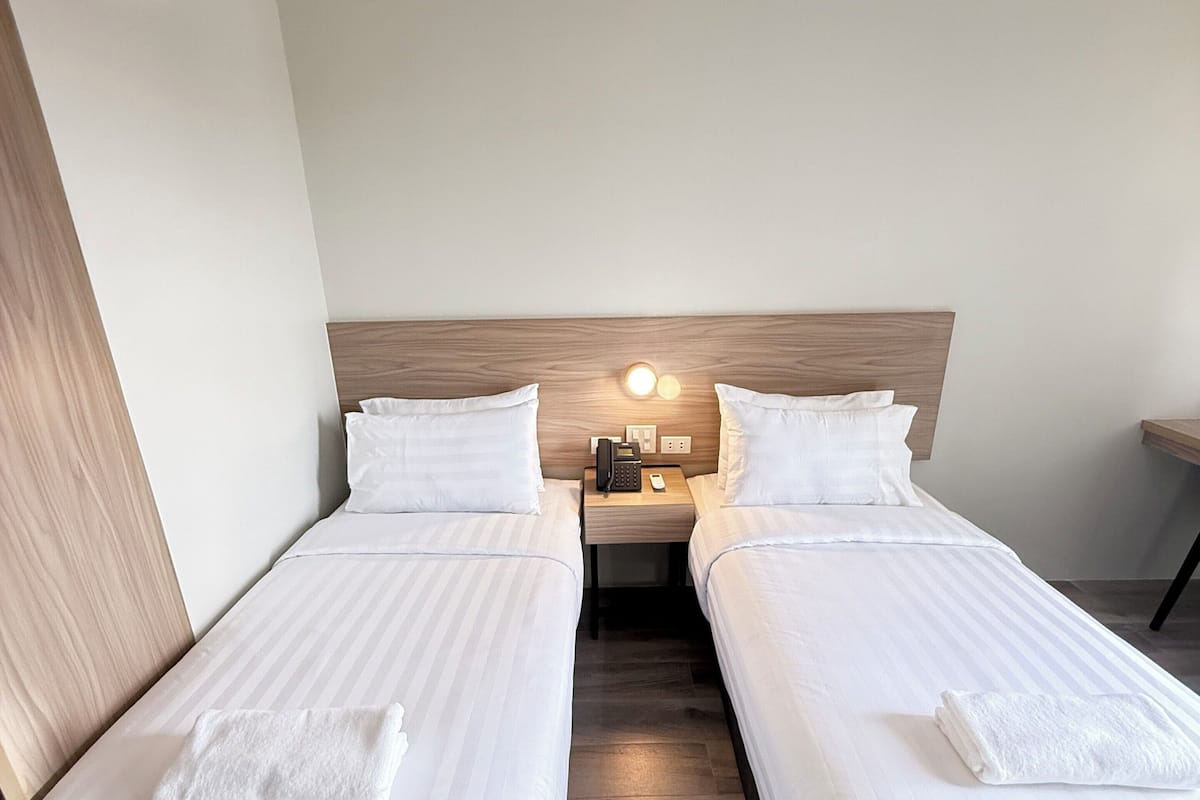 Basic Room | Desk, laptop workspace, iron/ironing board, free WiFi