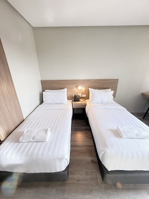 Quarto básico | Escrivaninha, espaço de trabalho para notebook