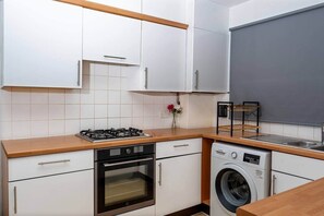 Kylskåp, mikrovågsugn, ugn och spishäll