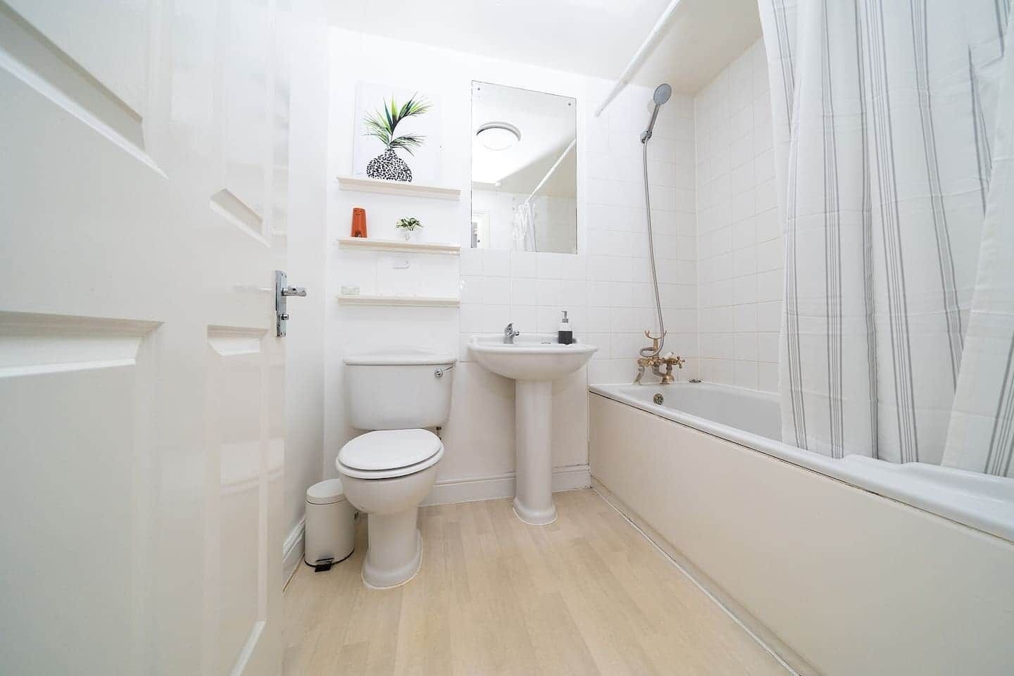 Douche, sèche-cheveux, serviettes fournies