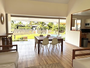 Outdoor dining - Villa Noa Vai by Tahiti Homes, in the heart of Moorea's little Venice (Moorea-Maiao)