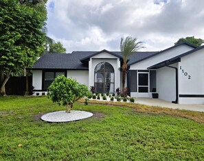 Exterior - Parisian Escape in Port St. Lucie! Complete with Spacious Arcade! Bienvenue! (Port St. Lucie)