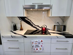 Microwave, oven, stovetop, dishwasher - Parisian Escape in Port St. Lucie! Complete with Spacious Arcade! Bienvenue! (Port St. Lucie)