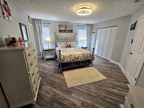 Iron/ironing board, WiFi, bed sheets - Parisian Escape in Port St. Lucie! Complete with Spacious Arcade! Bienvenue! (Port St. Lucie)