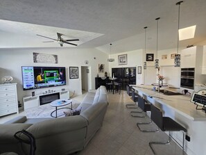 Smart TV, fireplace, video games, table football - Parisian Escape in Port St. Lucie! Complete with Spacious Arcade! Bienvenue! (Port St. Lucie)