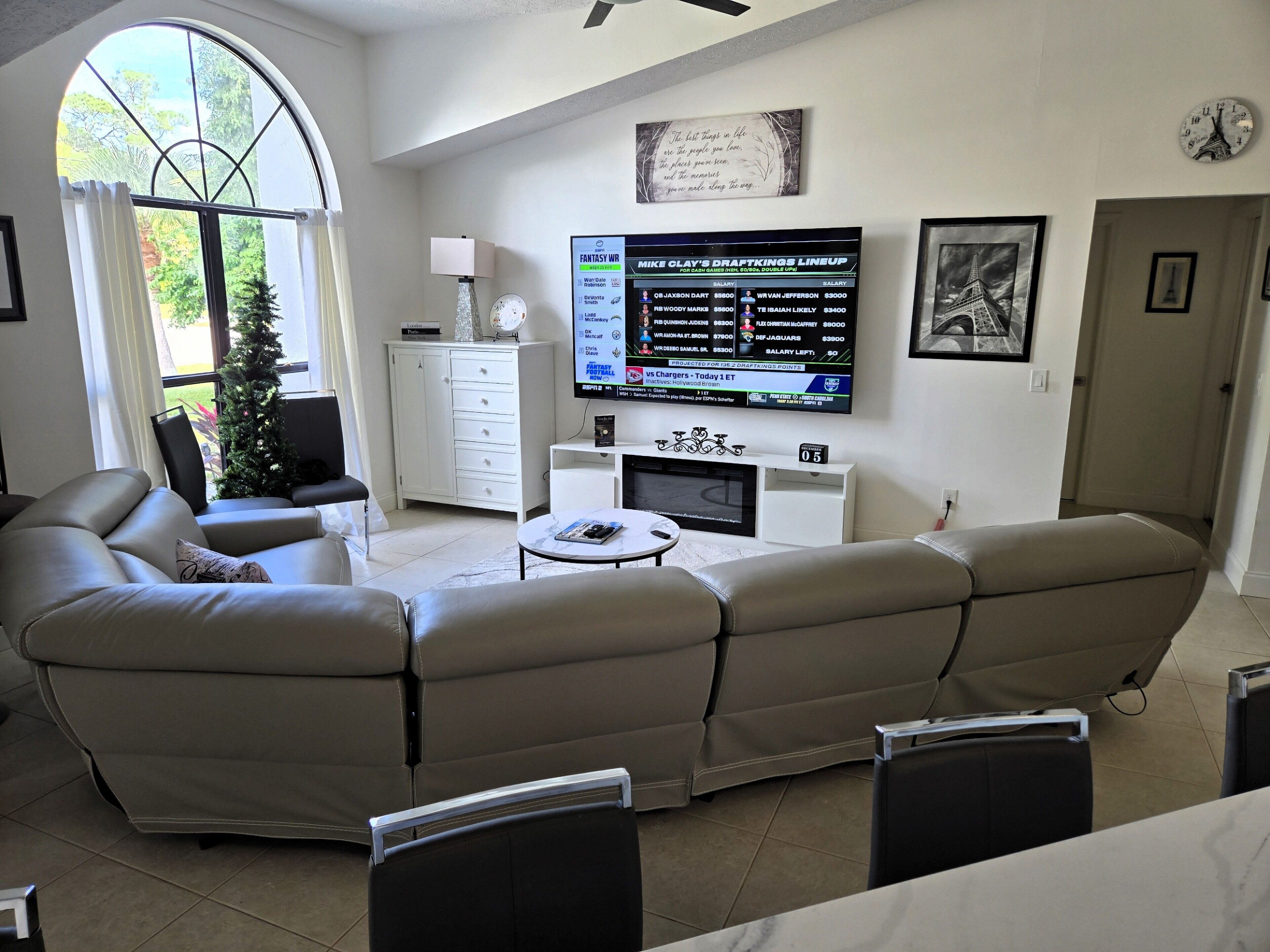 Smart-TV, peis, videospill og fotballspill