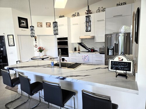 Parisian Escape in Port St. Lucie! Complete with Spacious Arcade! Bienvenue!