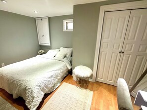 Iron/ironing board, WiFi, bed sheets - Beautiful 2Bed walkout basement (Halton Hills)