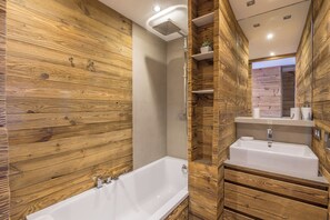 Shower, free toiletries, hair dryer, towels - Appartement Thoret - 3 étoiles - Welkeys (Megève)