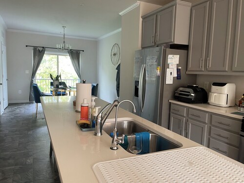 Fully Furnished Luxury Home with Ensuite Bedrooms/Bathrooms