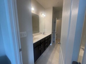 Shower, hair dryer, bidet, towels - Fully Furnished Luxury Home with Ensuite Bedrooms/Bathrooms (Severn)