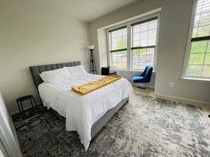 2 bedrooms, iron/ironing board, WiFi, bed sheets - Fully Furnished Luxury Home with Ensuite Bedrooms/Bathrooms (Severn)