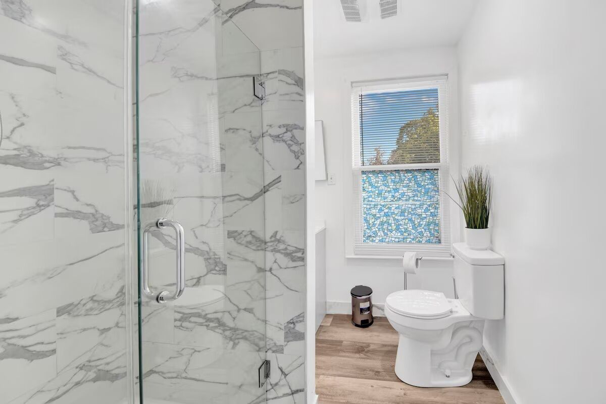 Een douche, een haardroger, een bidet, handdoeken
