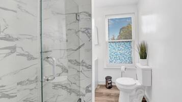 Een douche, een haardroger, een bidet, handdoeken