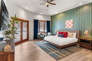 WiFi, bed sheets - The Powder Haus: Hot Tub, Sauna, Fire Pit, Golfsim (Wisconsin Dells)