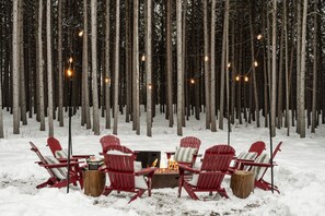 Property grounds - The Powder Haus: Hot Tub, Sauna, Fire Pit, Golfsim (Wisconsin Dells)