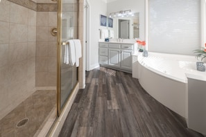 Shower, jetted bath, towels - Dog friendly ~ FREE golf cart & bikes ~ Gulf views ~ Club pool, pickle ball ++ (Destin)